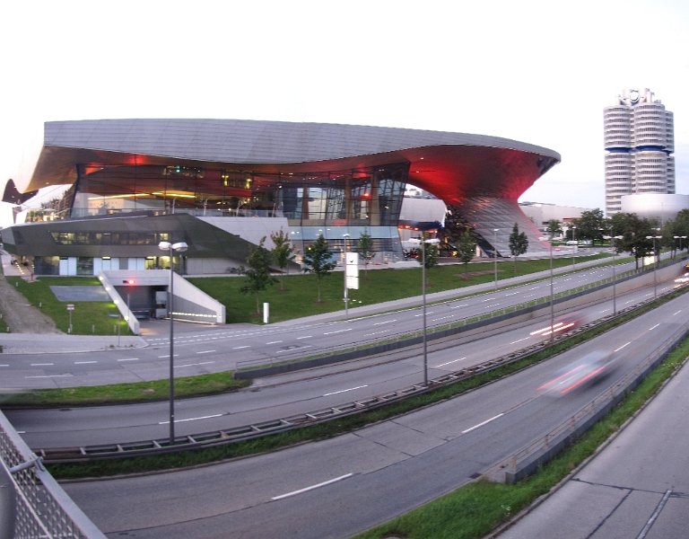 bmw welt_avond.jpg - Op de terugweg naar de metro ook nog even een plaatje van BMW welt. Het pand is voorzien van een verlichting die regelmatig van kleur wisselt.